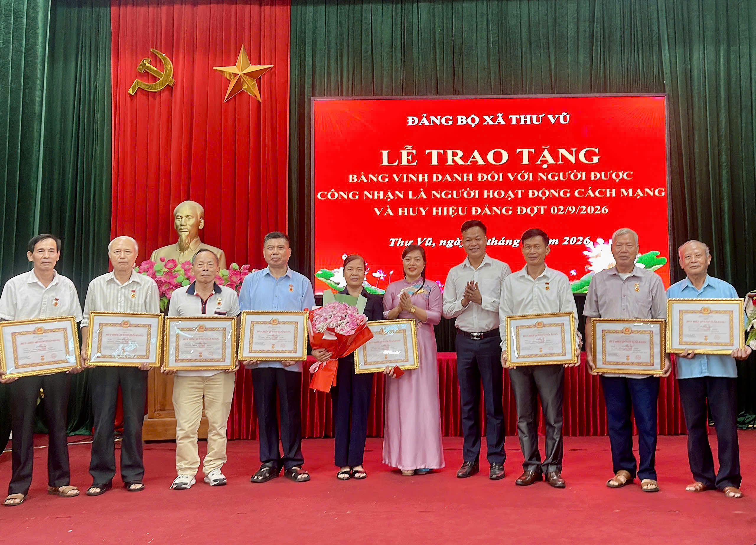 Xã Thư Vũ: Trang trọng Lễ trao tặng Bằng vinh danh và Huy hiệu Đảng đợt 2/9, tri ân những cống hiến vì nước vì dân