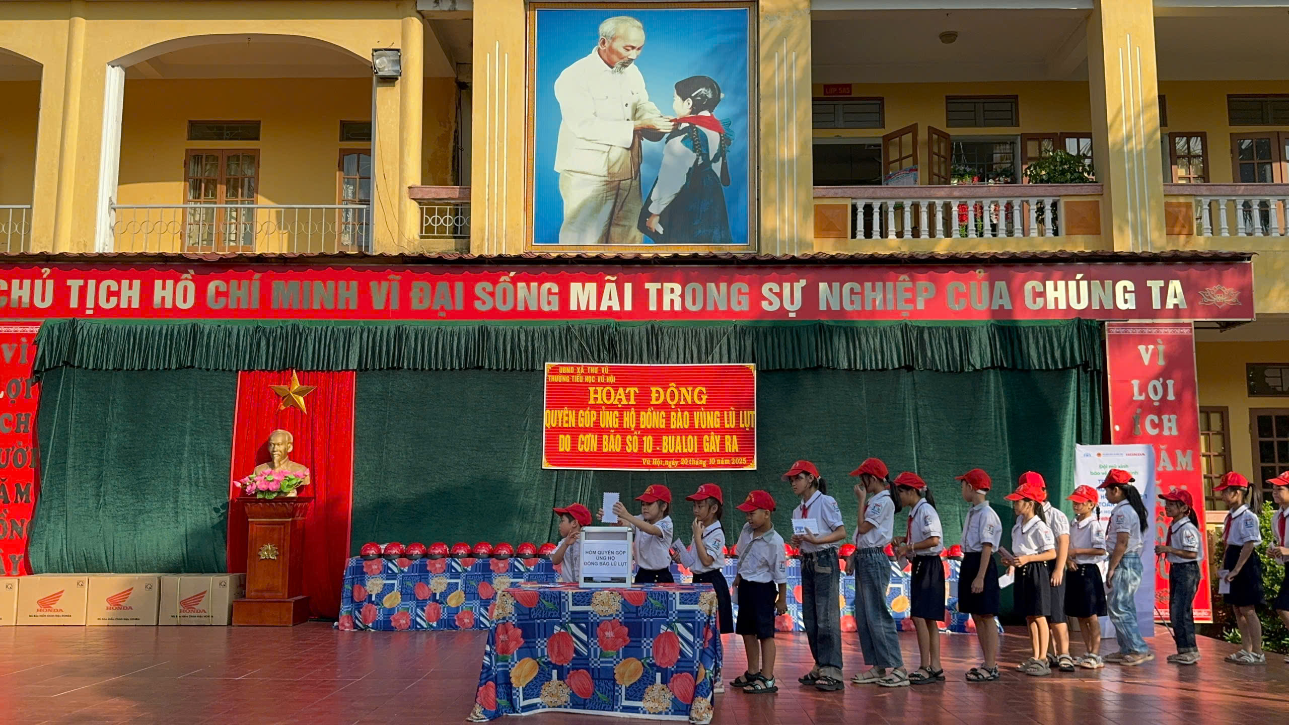 TRƯỜNG TIỂU HỌC VŨ HỘI TỔ CHỨC QUYÊN GÓP ỦNG HỘ ĐỒNG BÀO VÙNG LŨ LỤT DO BÃO SỐ 10 – BUALOI GÂY RA