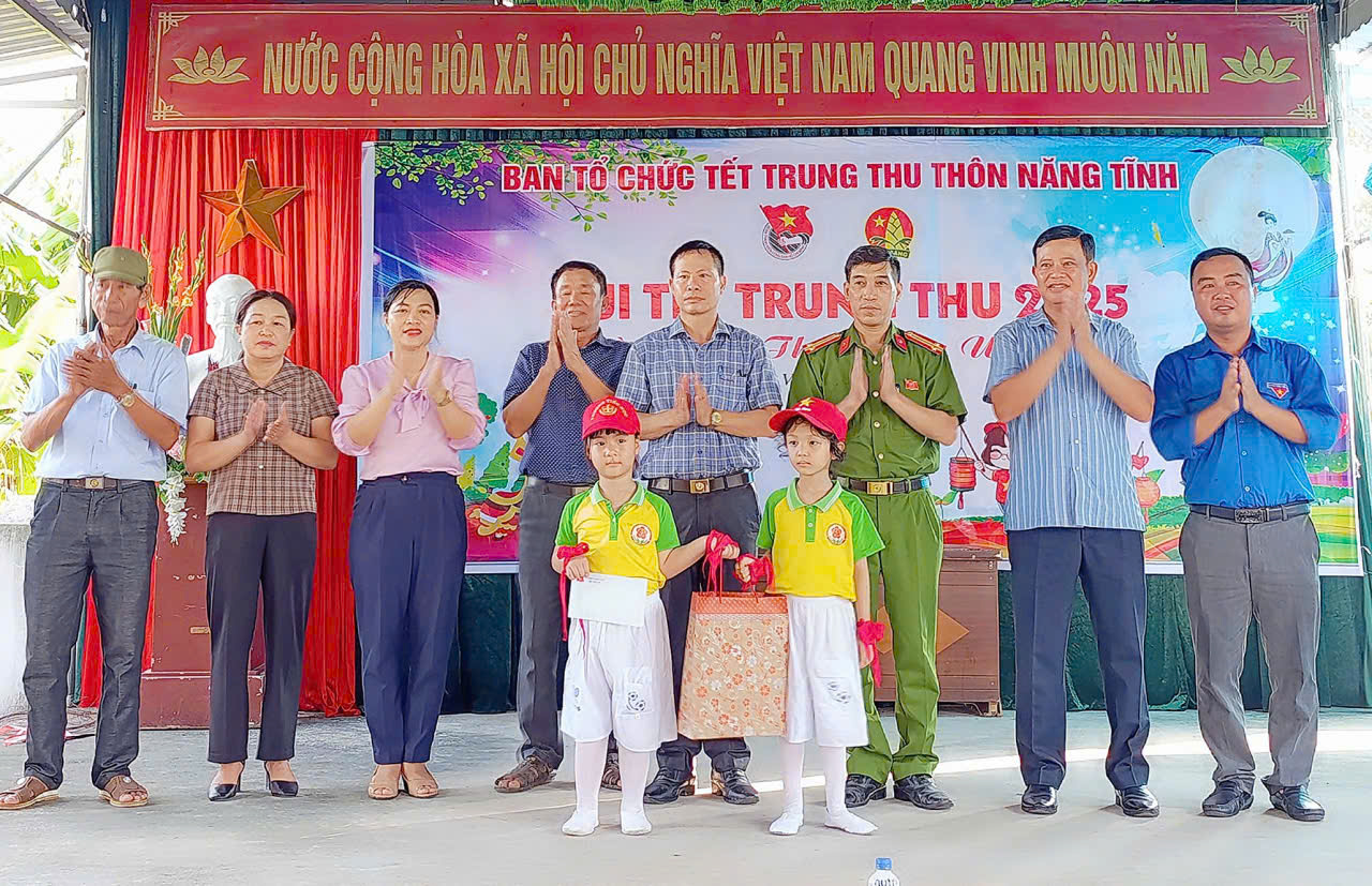 Xã Thư Vũ tổ chức các đoàn đi thăm, tặng quà các cháu thiếu niên nhiđồng dịp Tết Trung thu 2025