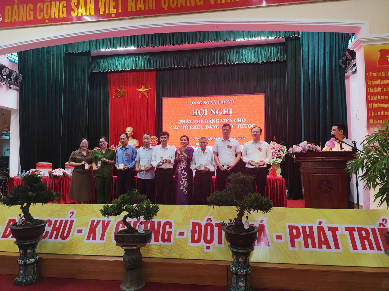 Đảng ủy xã Thư Vũ triển khai cấp phát  Thẻ đảng viên gắn chíp điện tử
