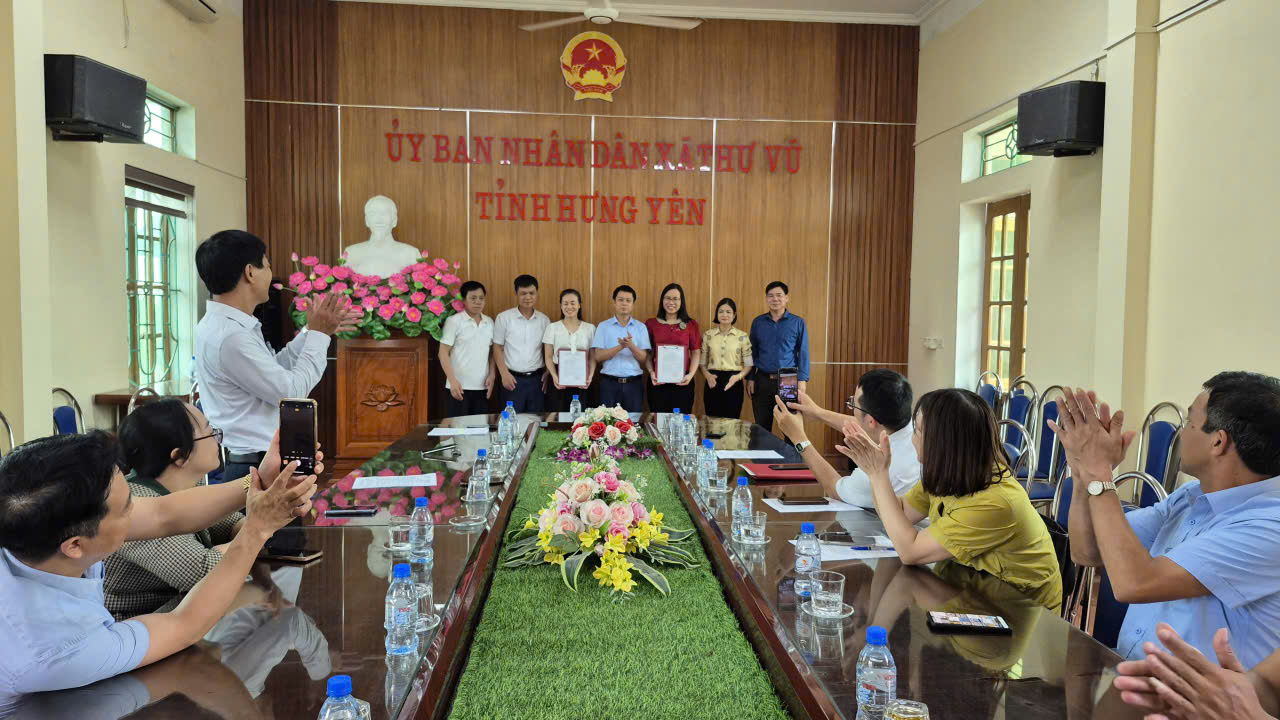 Xã Thư Vũ công bố và trao Quyết định về công tác cán bộ