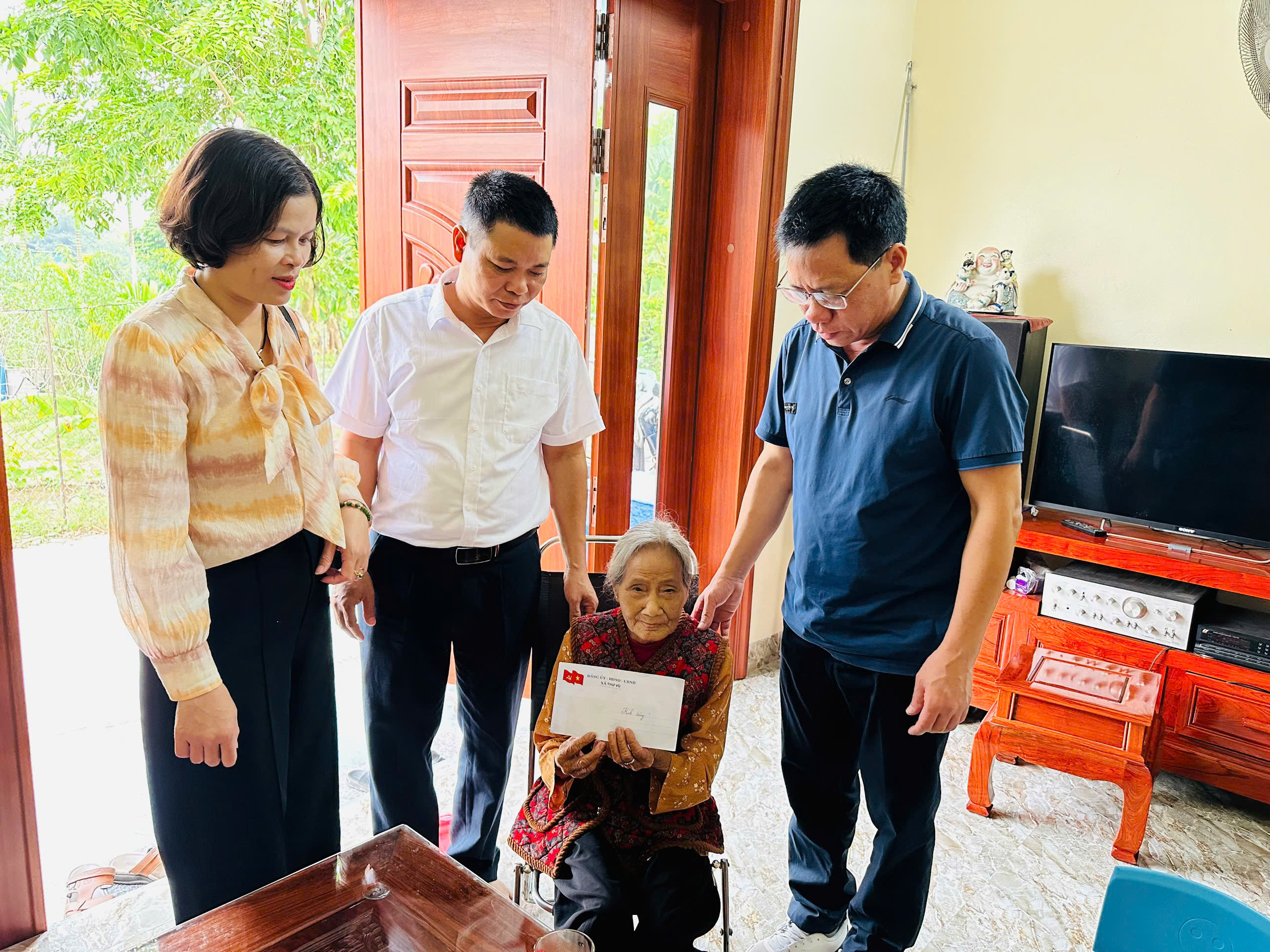 Xã Thư Vũ thăm hỏi, động viên gia đình giáo viên liệt sỹ và giáo viên nghỉ hưu có hoàn cảnh đặc biệt khó khăn
