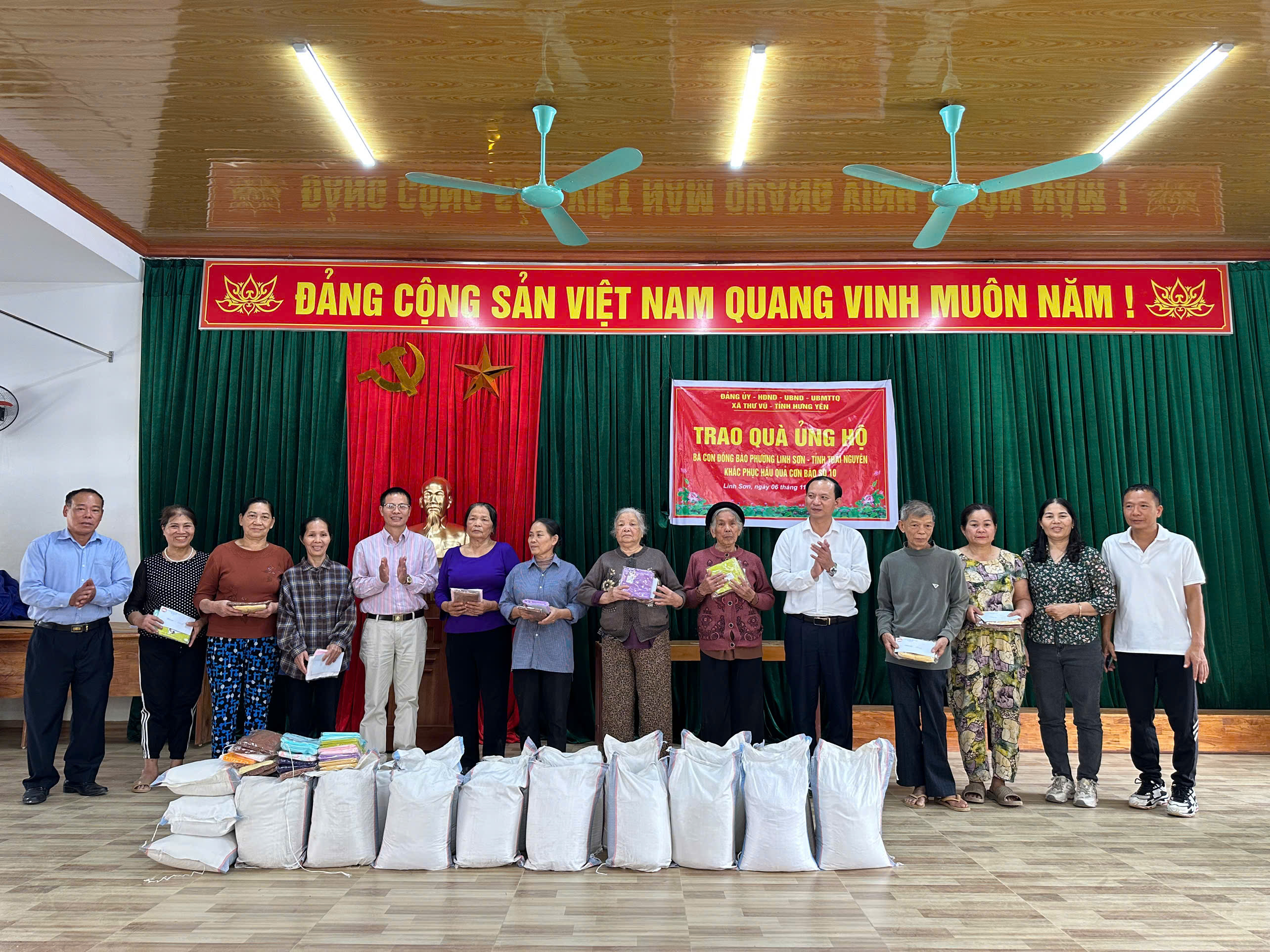 Xã Thư Vũ trao quà hỗ trợ đồng bào bị ảnh hưởng  bởi cơn bão số 10