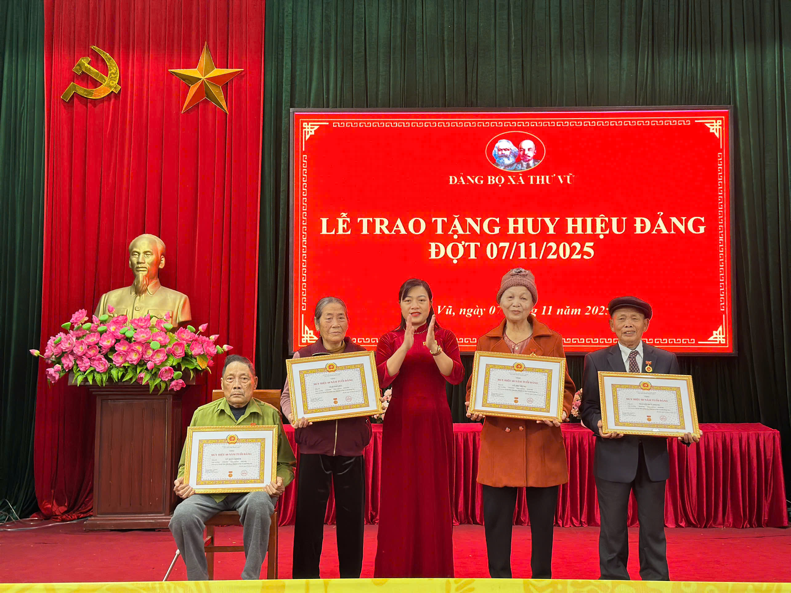 Đảng ủy xã Thư Vũ trao tặng Huy hiệu Đảng đợt 7/11/2025