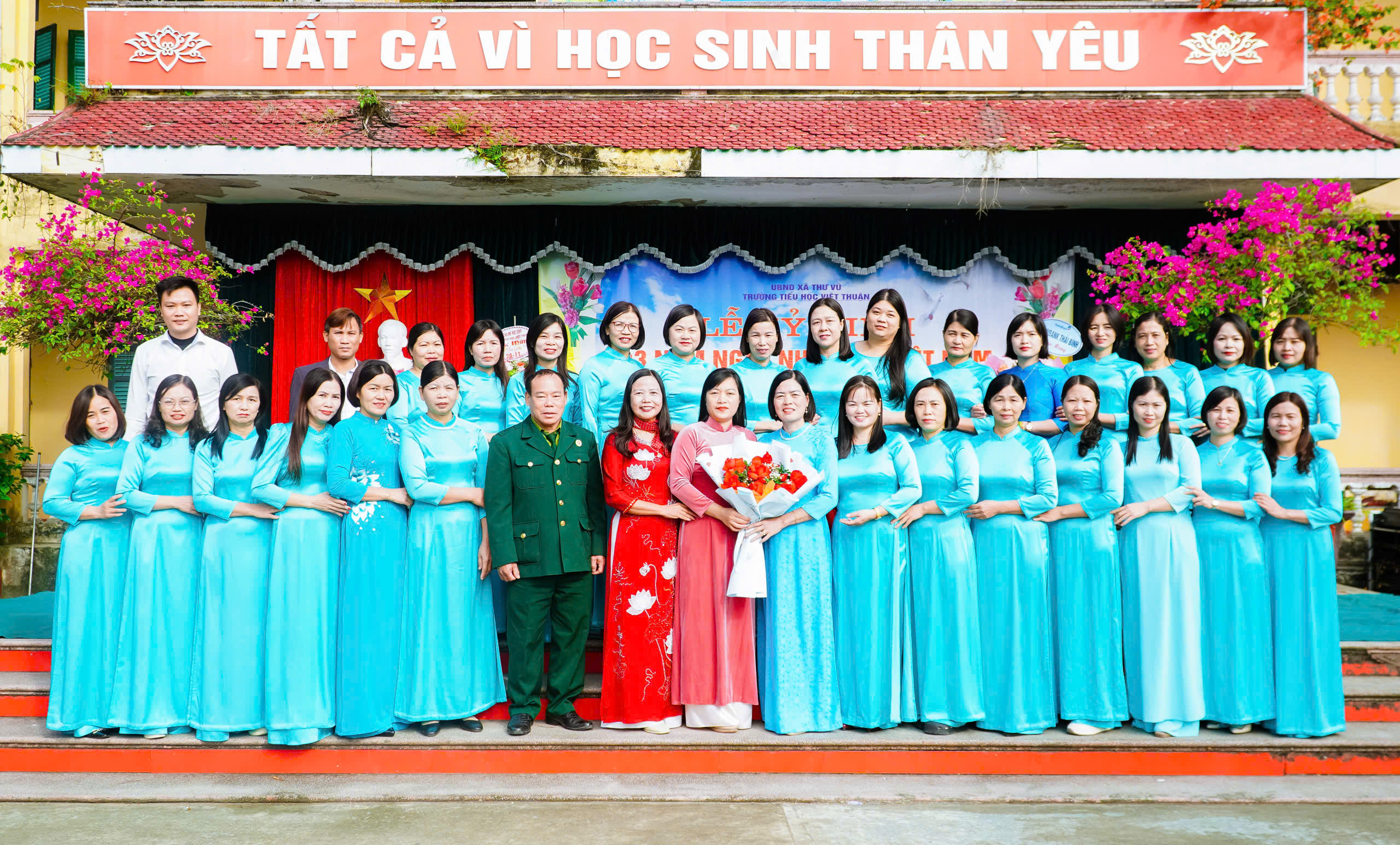Lãnh đạo xã Thư Vũ đi thăm, chúc mừng các trường học nhân dịp Ngày Nhà giáo Việt Nam 20/11