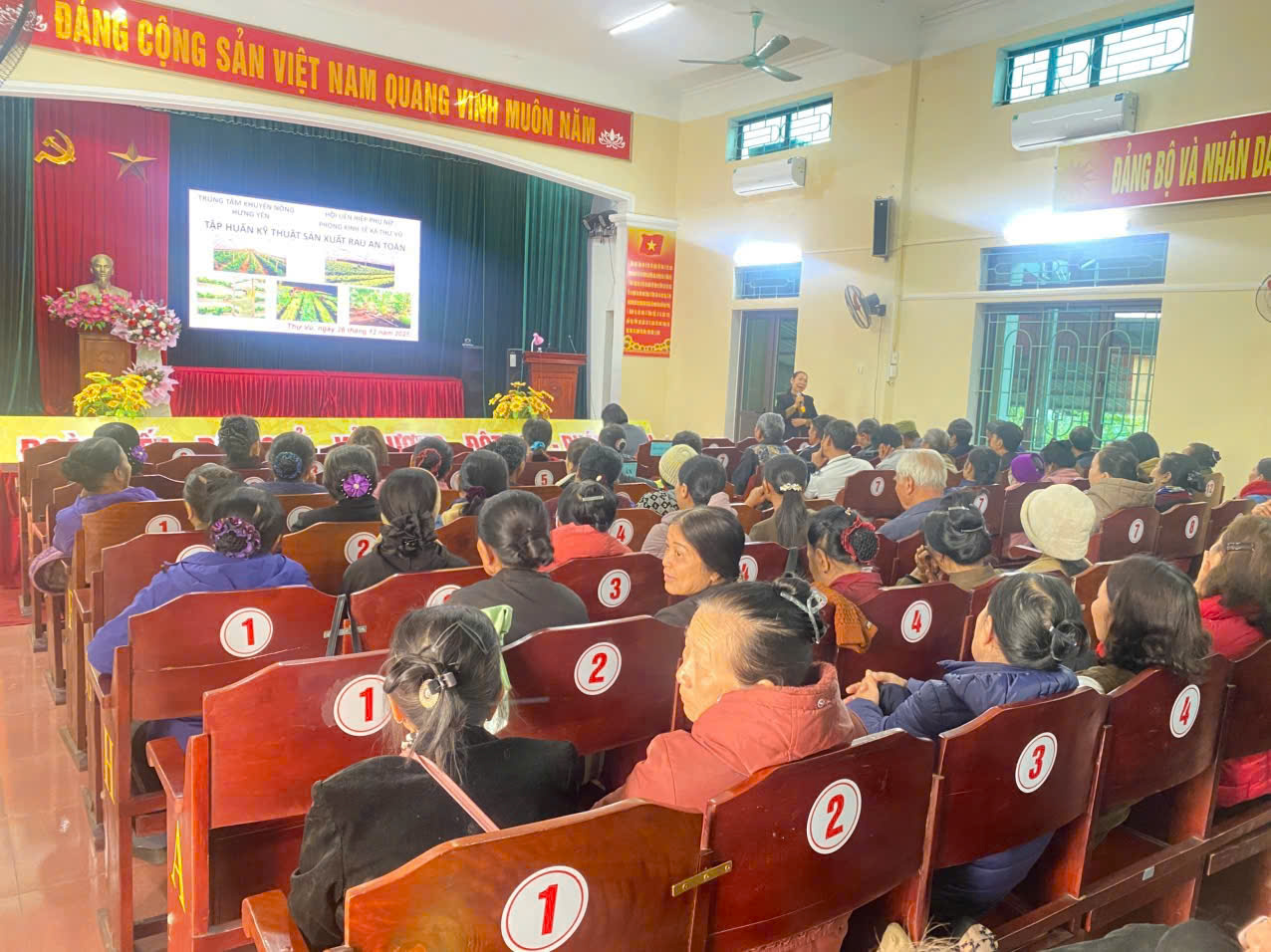 HỘI LHPN XÃ THƯ VŨ PHỐI HỢP VỚI PHÒNG KINH TẾ XÃ TỔ CHỨC HỘI NGHỊ TẬP HUẤN SẢN XUẤT RAU SẠCH, RAU AN TOÀN TRÊN ĐỊA BÀN XÃ THƯ VŨ