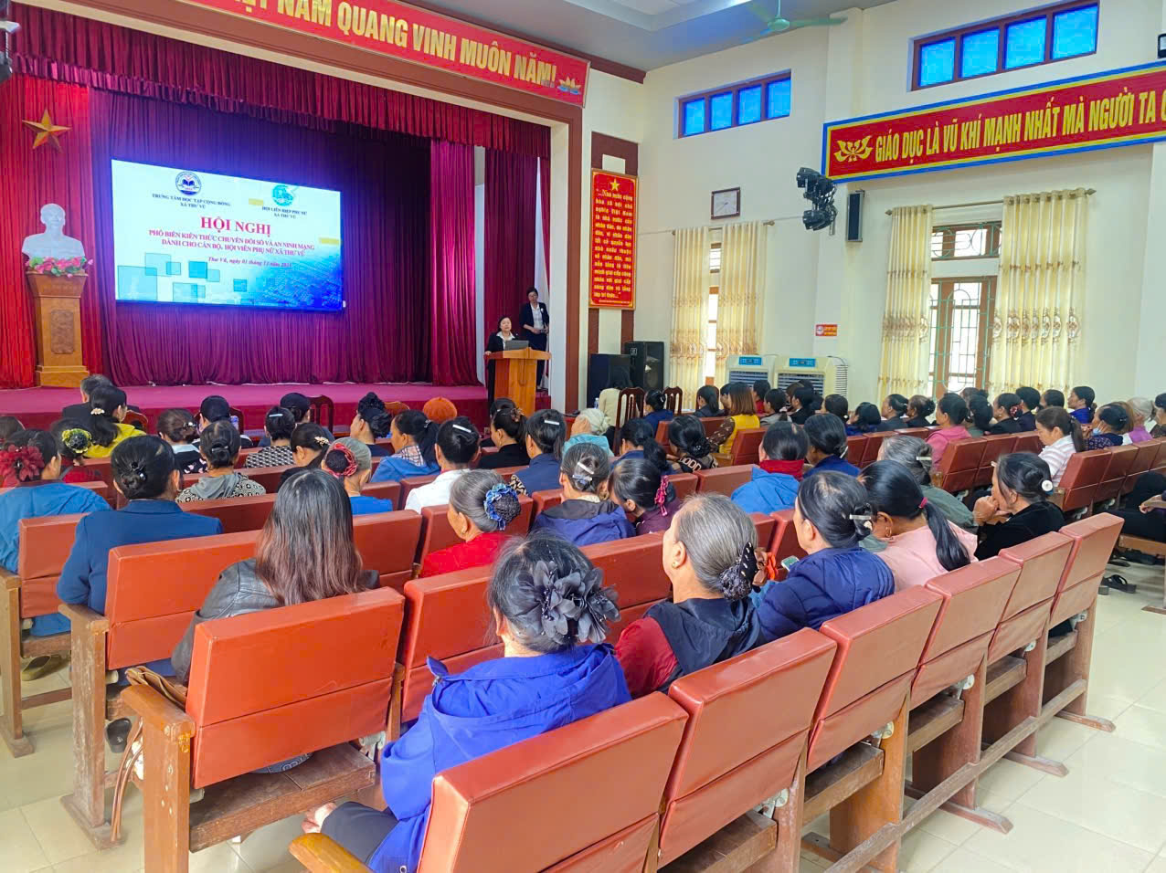 Hội LHPN xã phối hợp cùng Trung tâm học tập cộng đồng xã Thư Vũ tổ chức hội nghị truyền thông phân loại rác thải rắn sinh hoạt và chuyển đổi số, an ninh mạng