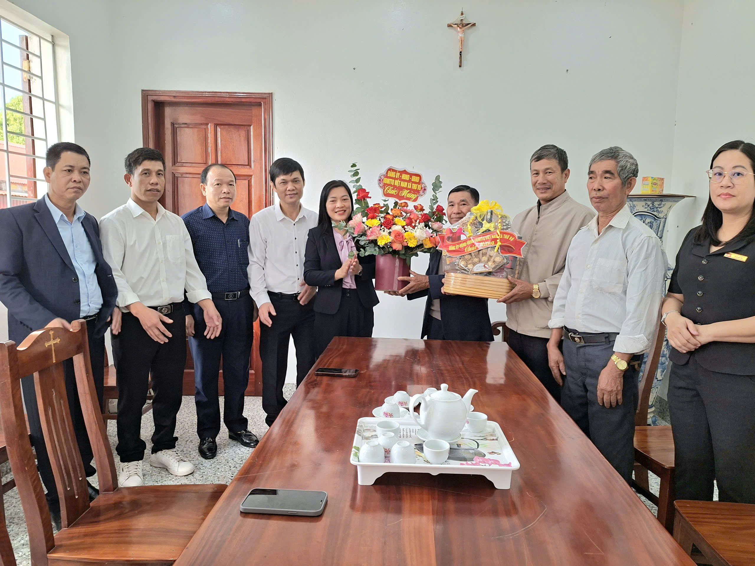 Xã Thư Vũ tổ chức thăm, chúc mừng các giáo xứ, giáo họ   nhân dịp Lễ Giáng sinh năm 2025