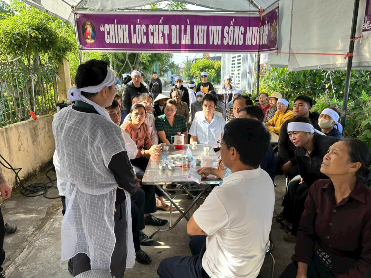 Thăm hỏi, động viên gia đình nạn nhân tử vong trên sông