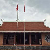 Lễ dâng hương tại nhà lưu niệm Thư Vũ; sau đó dâng hương tại đài tưởng niệm anh hùng Liệt sĩ.
