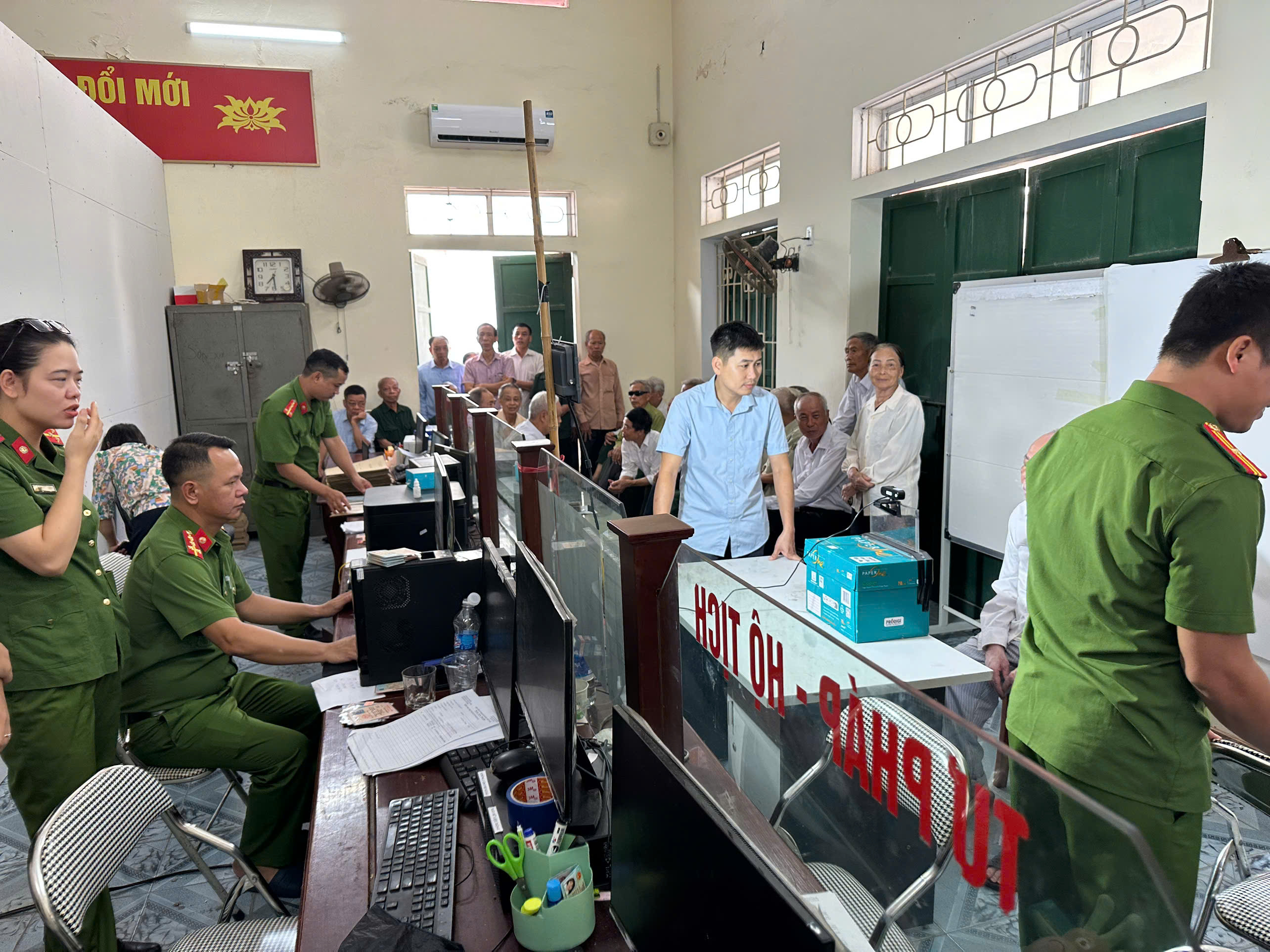 Đổi thẻ đảng với đảng viên trong toàn Đảng bộ