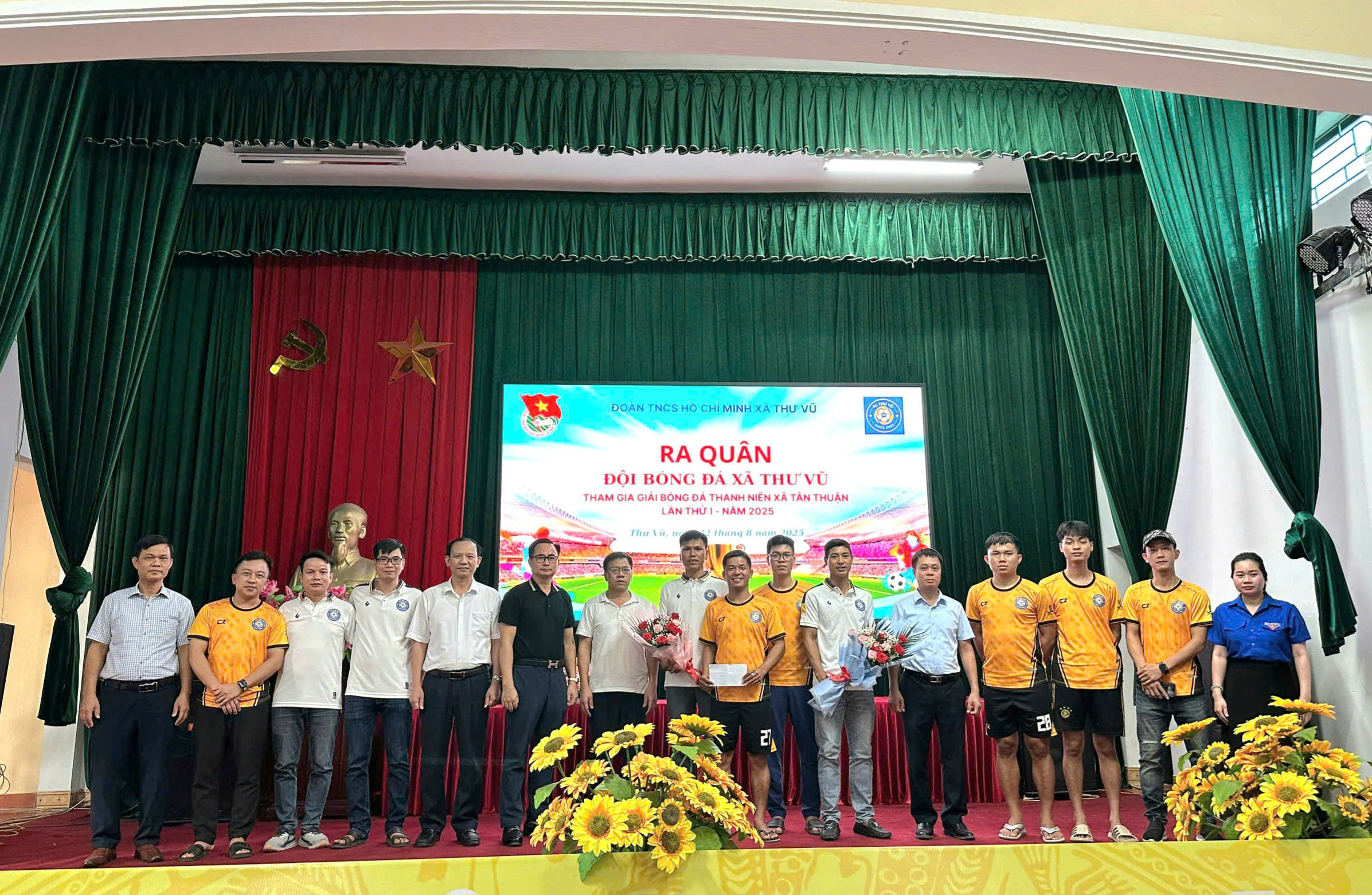Thanh niên Thư Vũ "Khỏe để bảo vệ Tổ quốc"