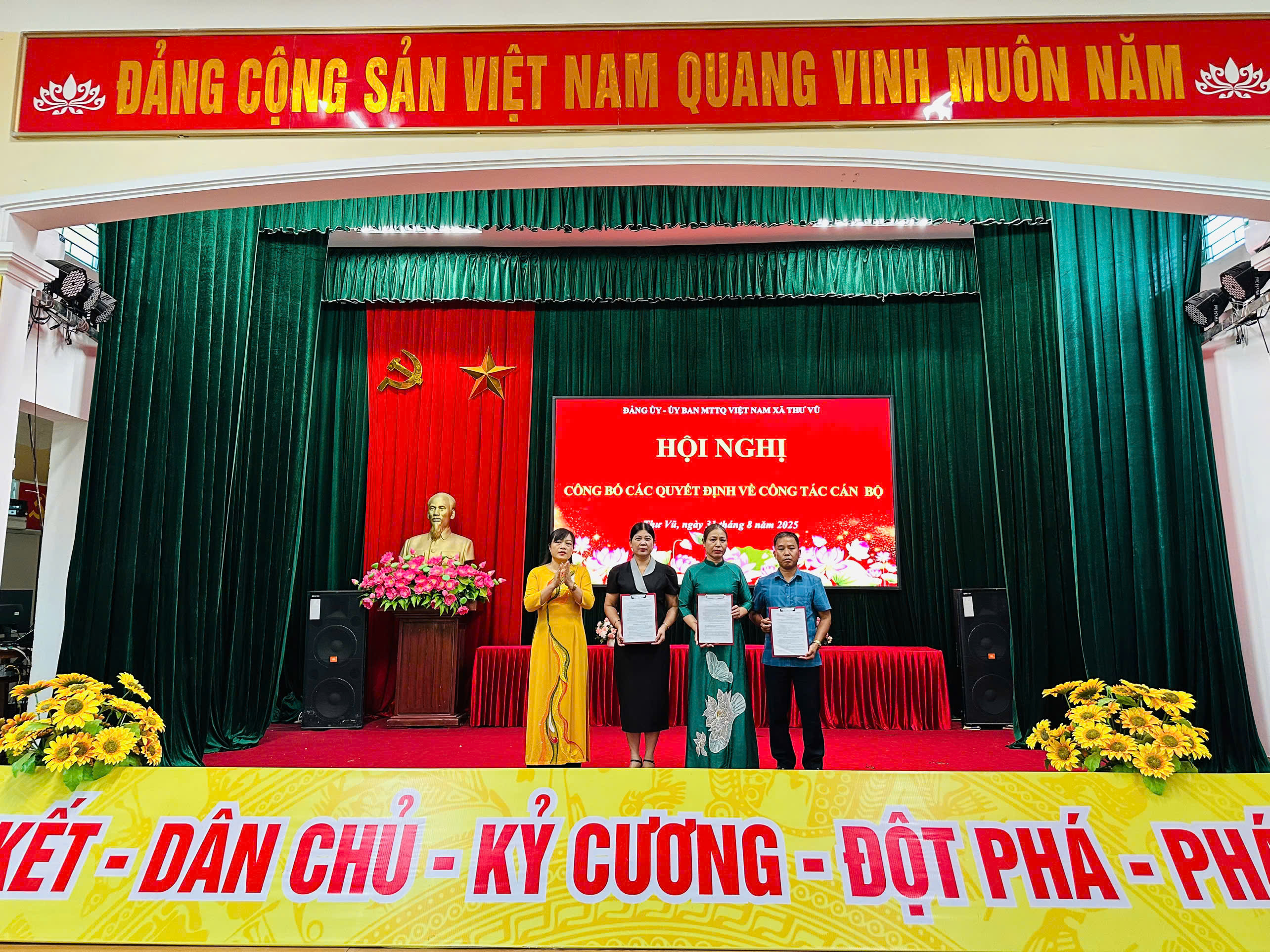 Hội nghị công bố quyết định cho 3 đồng chí nghỉ hưu trước tuổi và nghỉ thôi việc theo Nghị định 178 và 67 của Chính phủ.