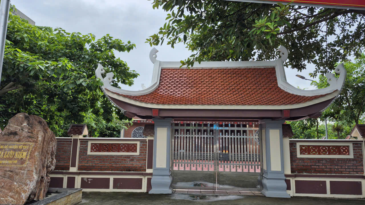Đảng ủy - HĐND - UBND - UMMTTQ Việt Nam xã Thư Vũ tổ chức lễ dâng hương tại Nhà Lưu niệm Thư Vũ và Nghĩa trang liệt sỹ Việt Thuận
