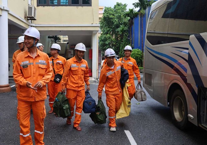 Điện lực Hưng Yên ra quân khắc phục hệ thống lưới điện tại Nghệ An sau bão số 5
