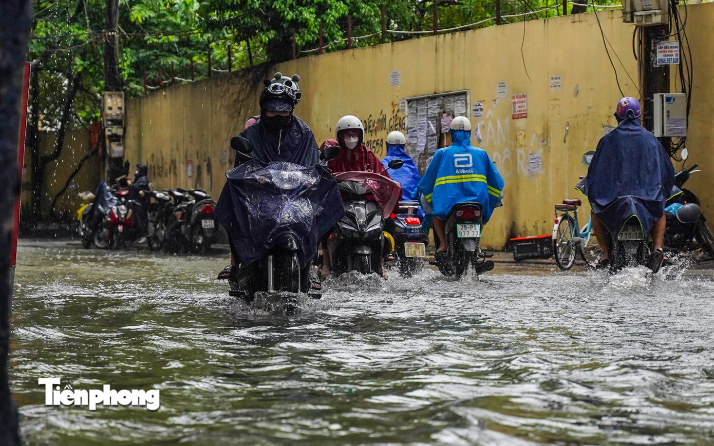 Vì sao cơn bão dị thường đổ bộ miền Trung nhưng Hà Nội mưa lớn, ngập nặng?