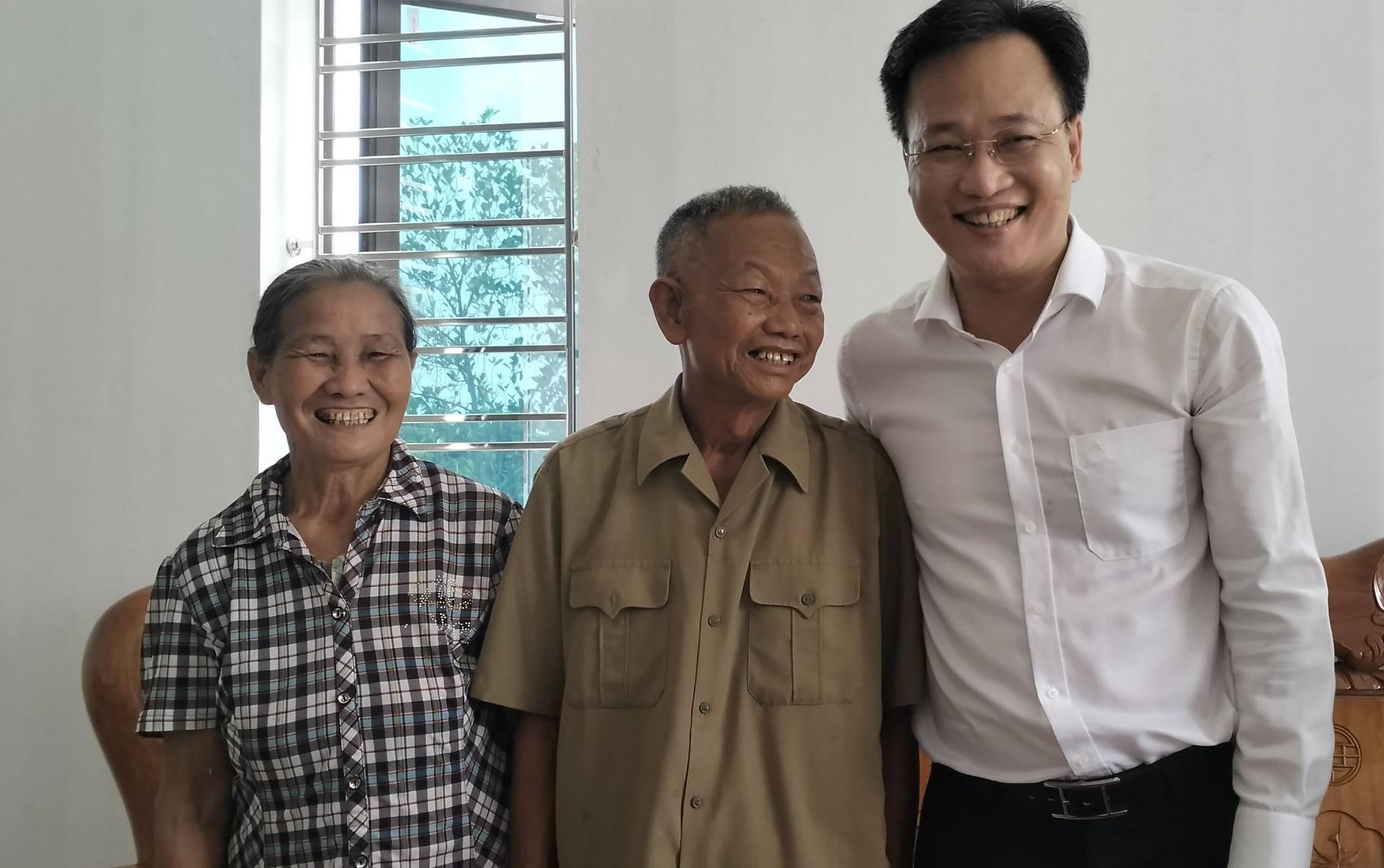 Đồng chí Nguyễn Hữu Nghĩa - Ủy viên BCH Trung ương Đảng, Bí thư Tỉnh ủy thăm, tặng quà đối tượng chính sách tại xã Thư Vũ