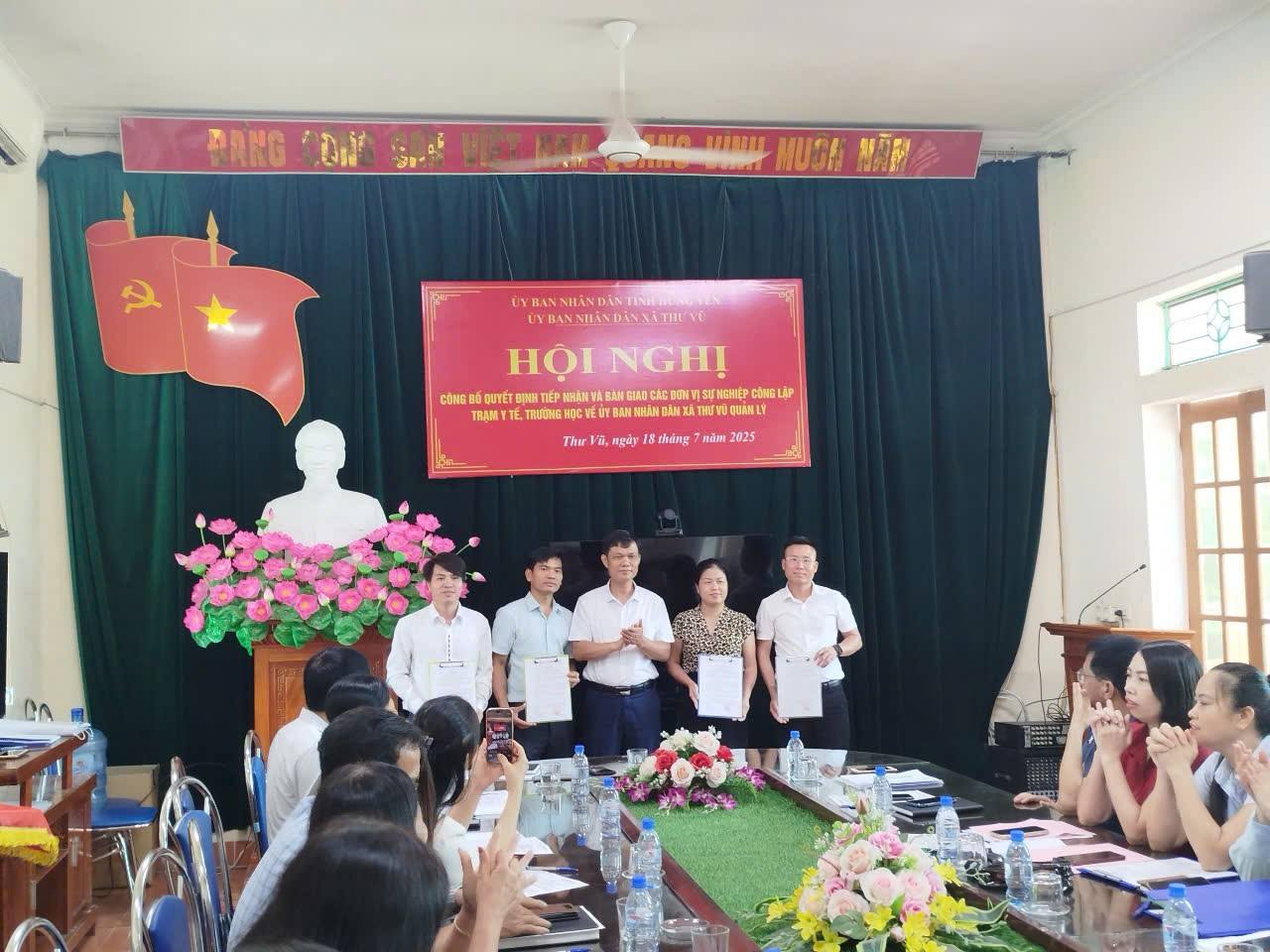 Xã Thư Vũ công bố quyết định và bàn giao các đơn vị sự nghiệp công lập về ủy ban nhân dân xã quản lý