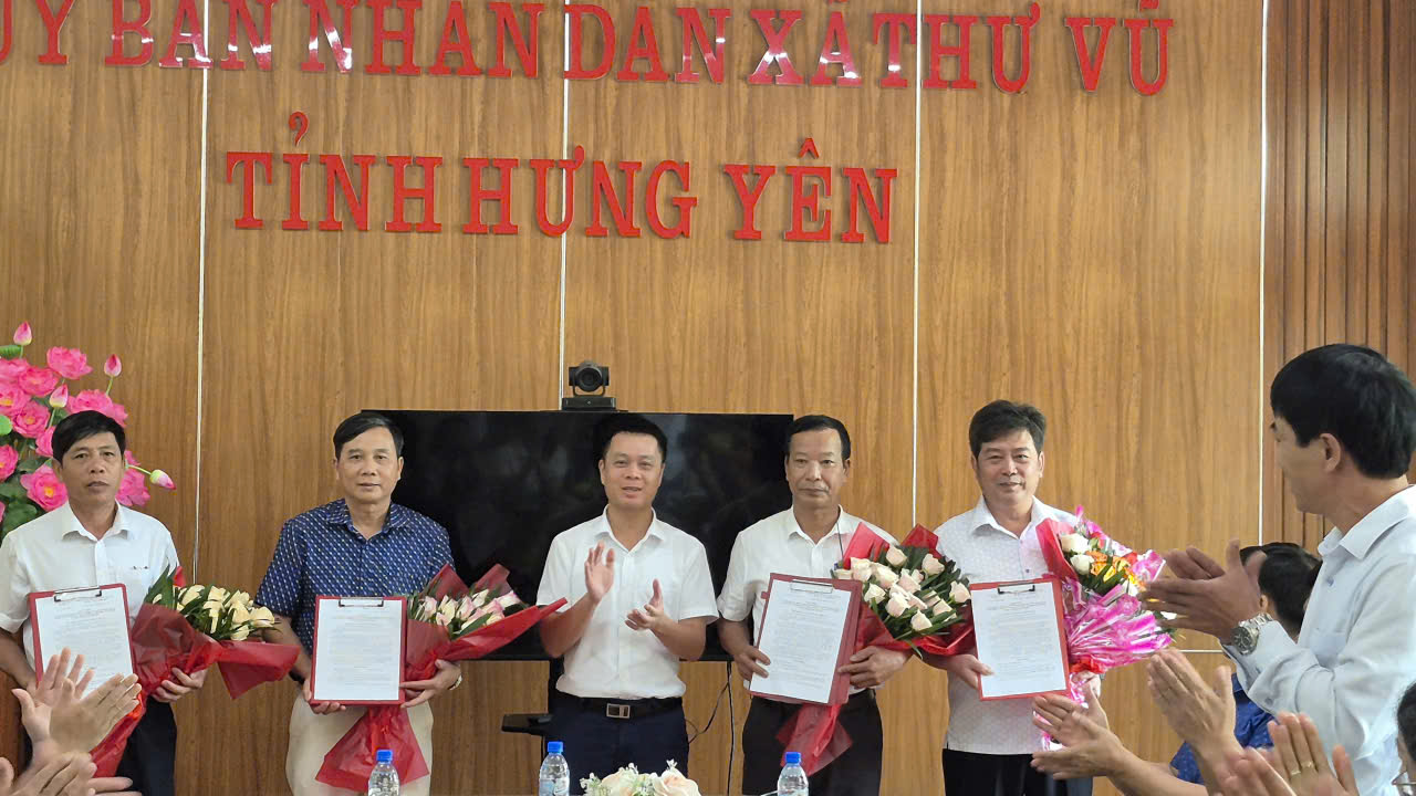 Ủy ban nhân dân xã Thư Vũ công bố Quyết định cho các đồng chí nghỉ chế độ theo Nghị định 178 và 67 của Chính phủ