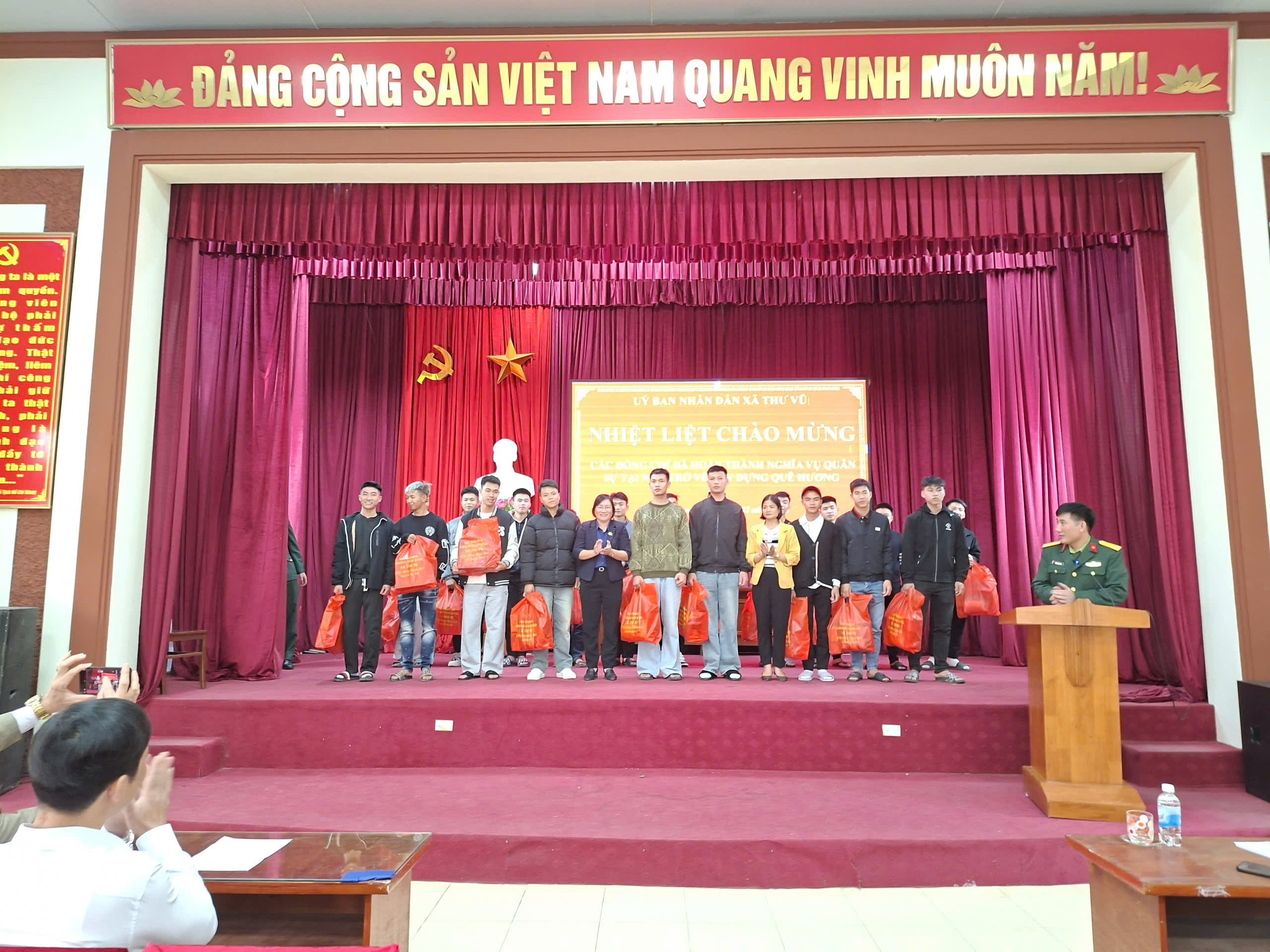XÃ THƯ VŨ TỔ CHỨC GẶP MẶT, ĐÓN QUÂN NHÂN HOÀN THÀNH NGHĨA VỤ QUÂN SỰ TRỞ VỀ ĐỊA PHƯƠNG