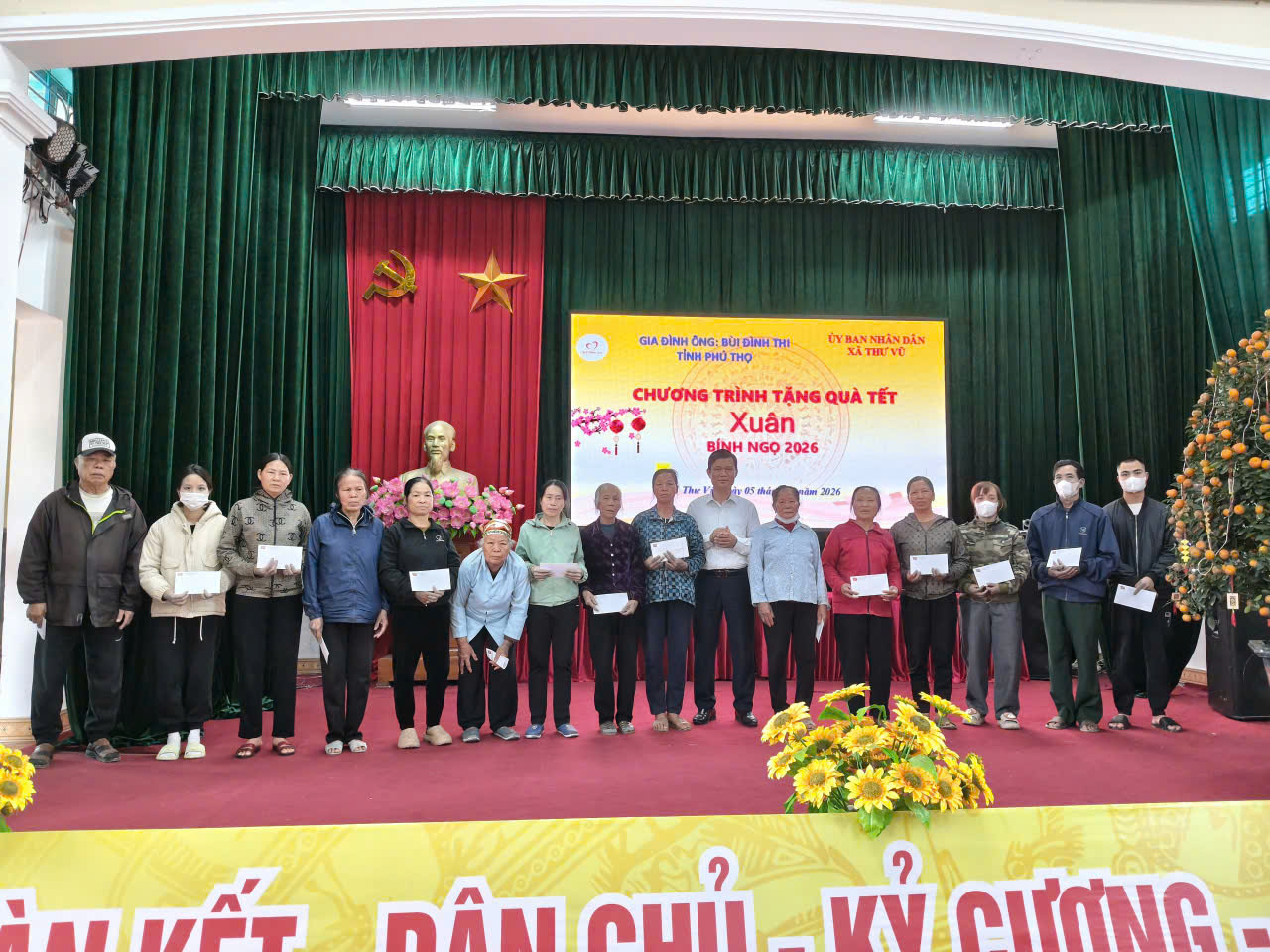 Các nhà hảo tâm, công ty, doanh nghiệp trên địa bàn hỗ trợ hộ nghèo, cận nghèo, hộ có hoàn cảnh khó khăn, học sinh có hoàn cảnh khó khăn vươn lên trong học tập nhân dịp tết Nguyên Đán.