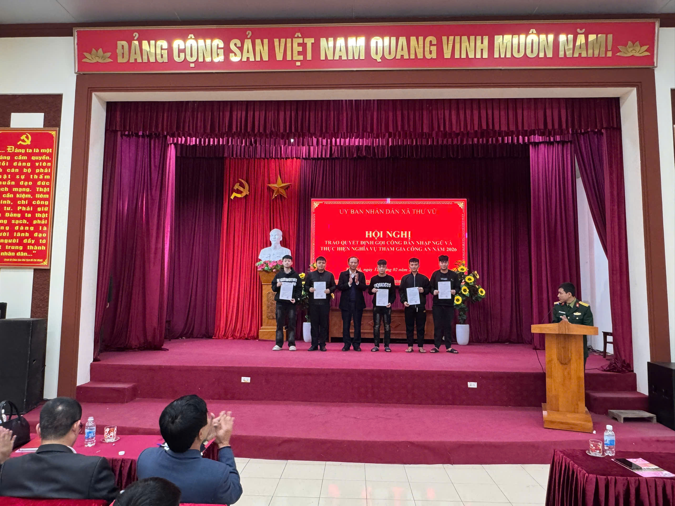 UỶ BAN NHÂN DÂN XÃ THƯ VŨ (HƯNG YÊN) TRAO QUYẾT ĐỊNH GỌI CÔNG DÂN NHẬP NGŨ VÀ THỰC HIỆN NGHĨA VỤ THAM GIA CÔNG AN NHÂN DÂN NĂM 2026