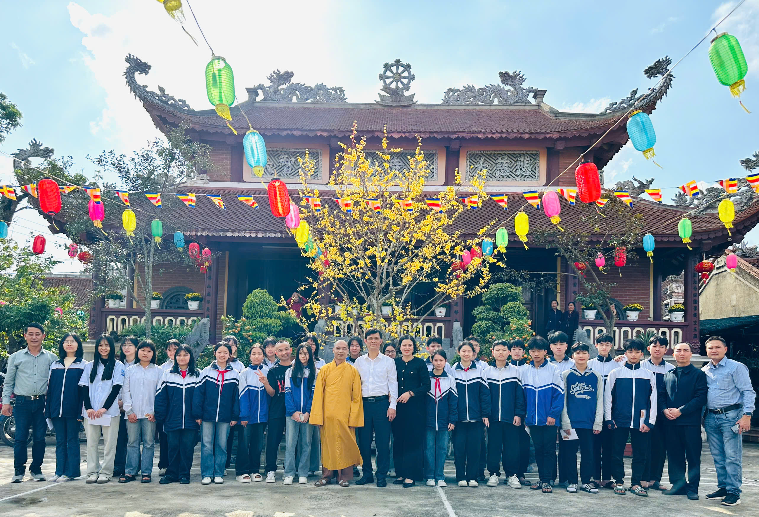 Trao 53 suất quà cho học sinh giỏi và hộ gia đình có hoàn cảnh khó khăn dịp Xuân Bính Ngọ 2026