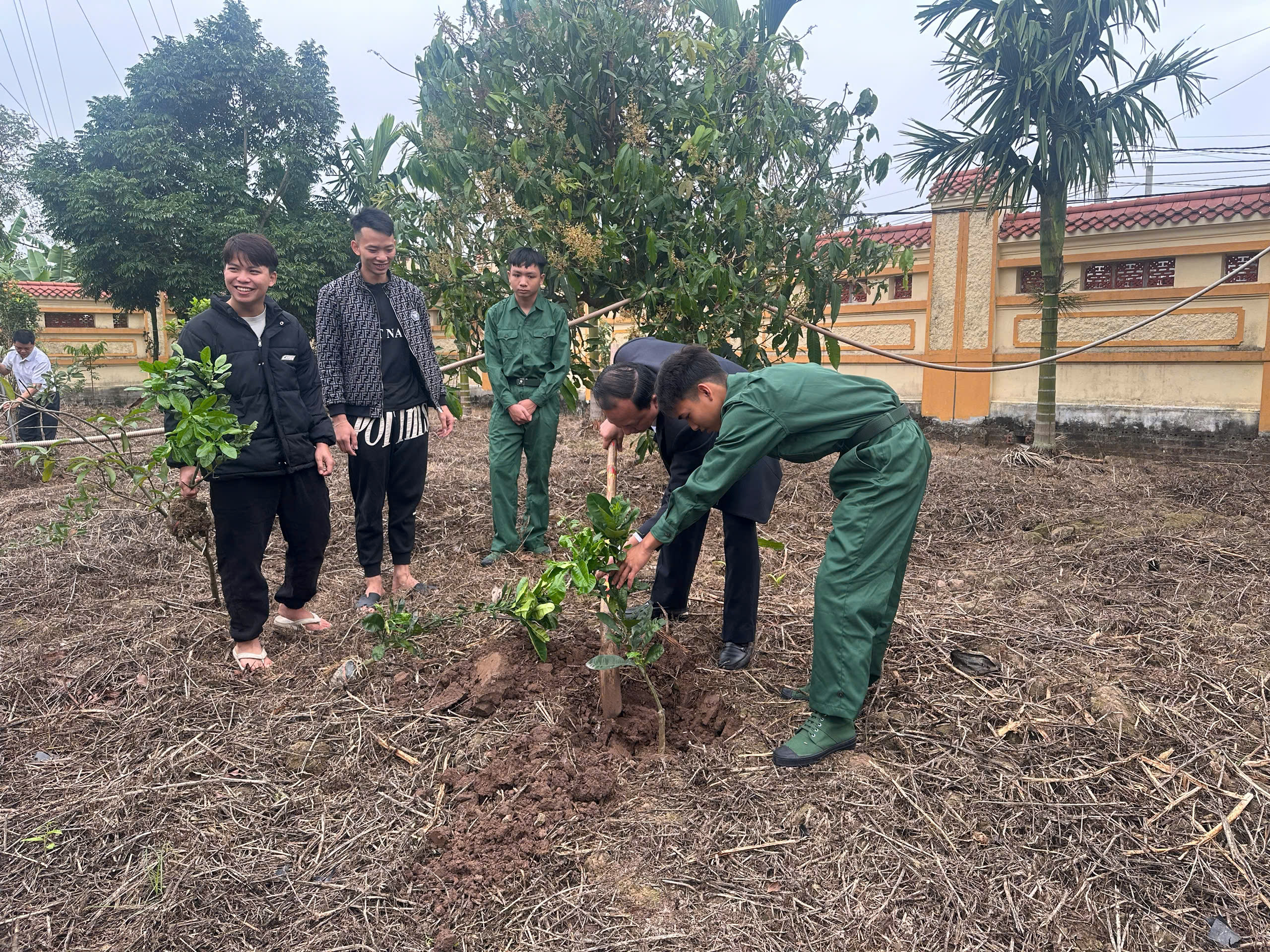 XÃ THƯ VŨ TỔ CHỨC LỄ PHÁT ĐỘNG “TẾT TRỒNG CÂY ĐỜI ĐỜI NHỚ ƠN BÁC HỒ” XUÂN BÍNH NGỌ NĂM 2026 GẮN VỚI TRỒNG “HÀNG CÂY QUÂN – DÂN” TIỄN THANH NIÊN LÊN ĐƯỜNG NHẬP NGŨ