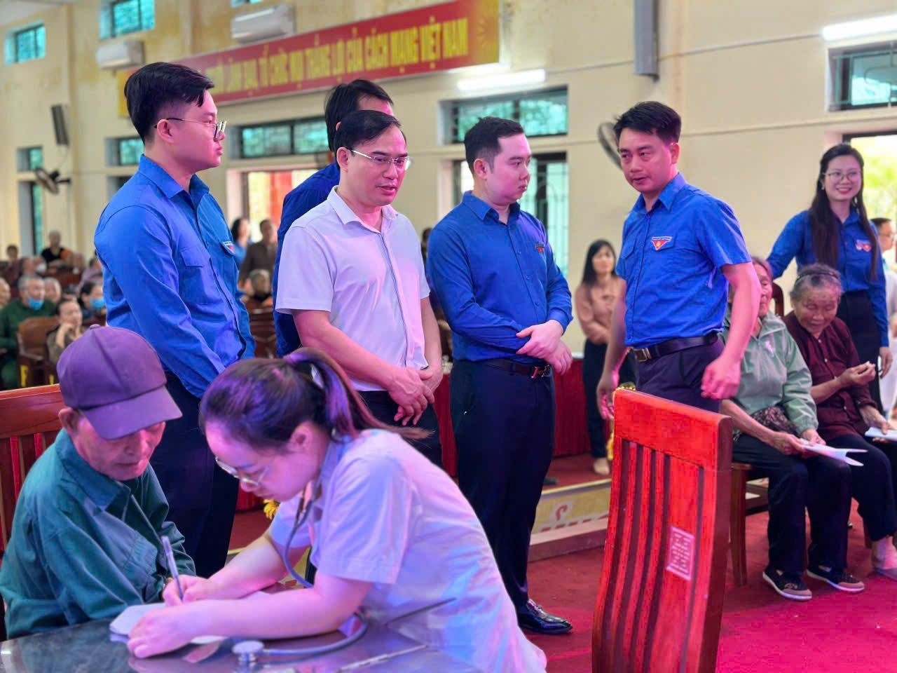 Đoàn Thanh niên xã Thư Vũ tổ chức chương trình khám bệnh, tư vấn sức khỏe và trao quà cho người có công