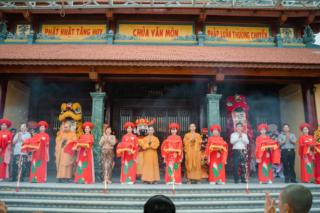 Chùa Văn Môn xã Thư Vũ tổ chức Đại lễ cắt băng khánh thành ngôi Đại Hùng Bảo Điện