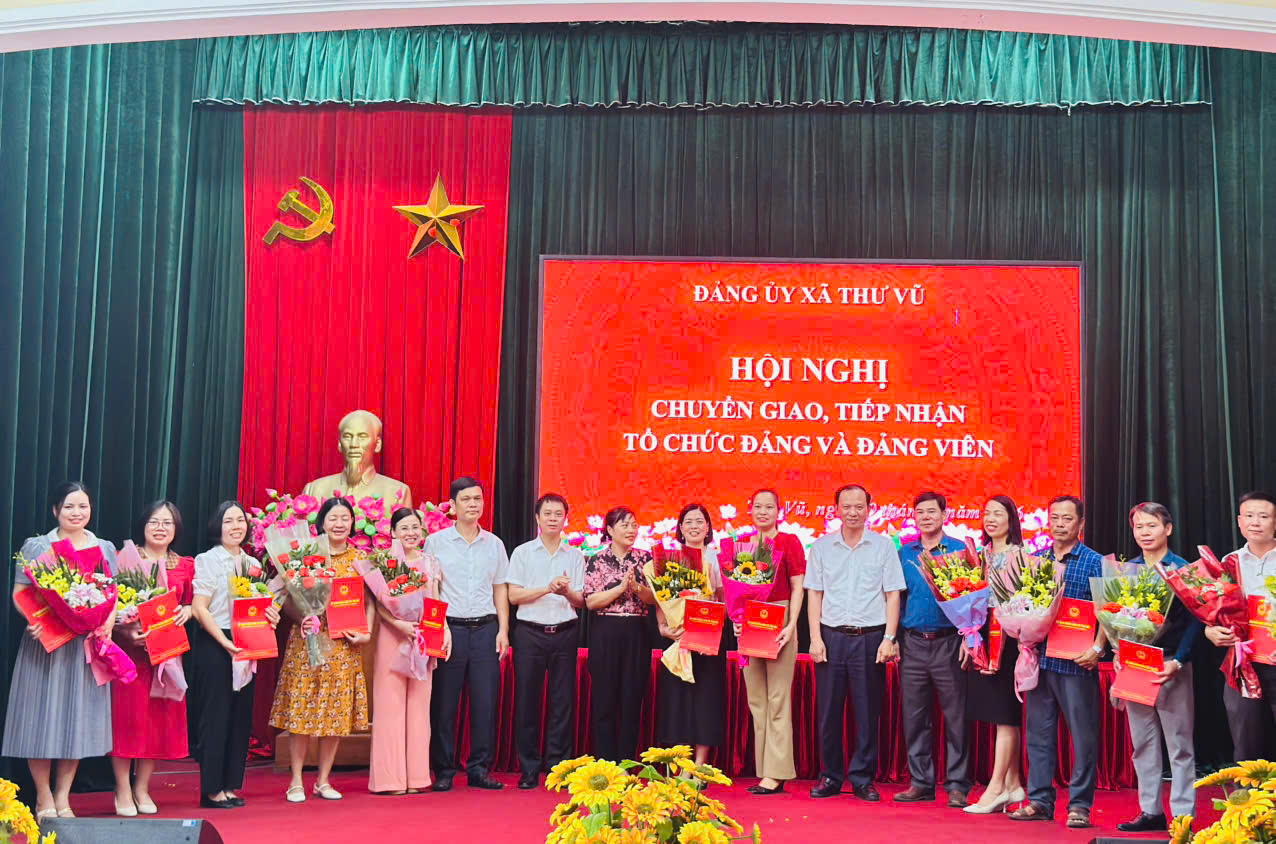 HỘI NGHỊ CHUYỂN GIAO, TIẾP NHẬN TỔ CHỨC ĐẢNG VÀ ĐẢNG VIÊN XÃ THƯ VŨ