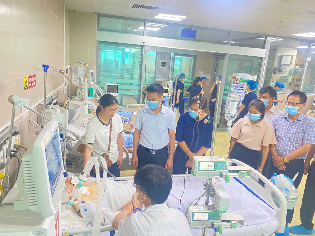 Lãnh đạo xã Thư Vũ kịp thời thăm hỏi, động viên các nạn nhân trong vụ việc gây thương tích tại thôn Thuận An