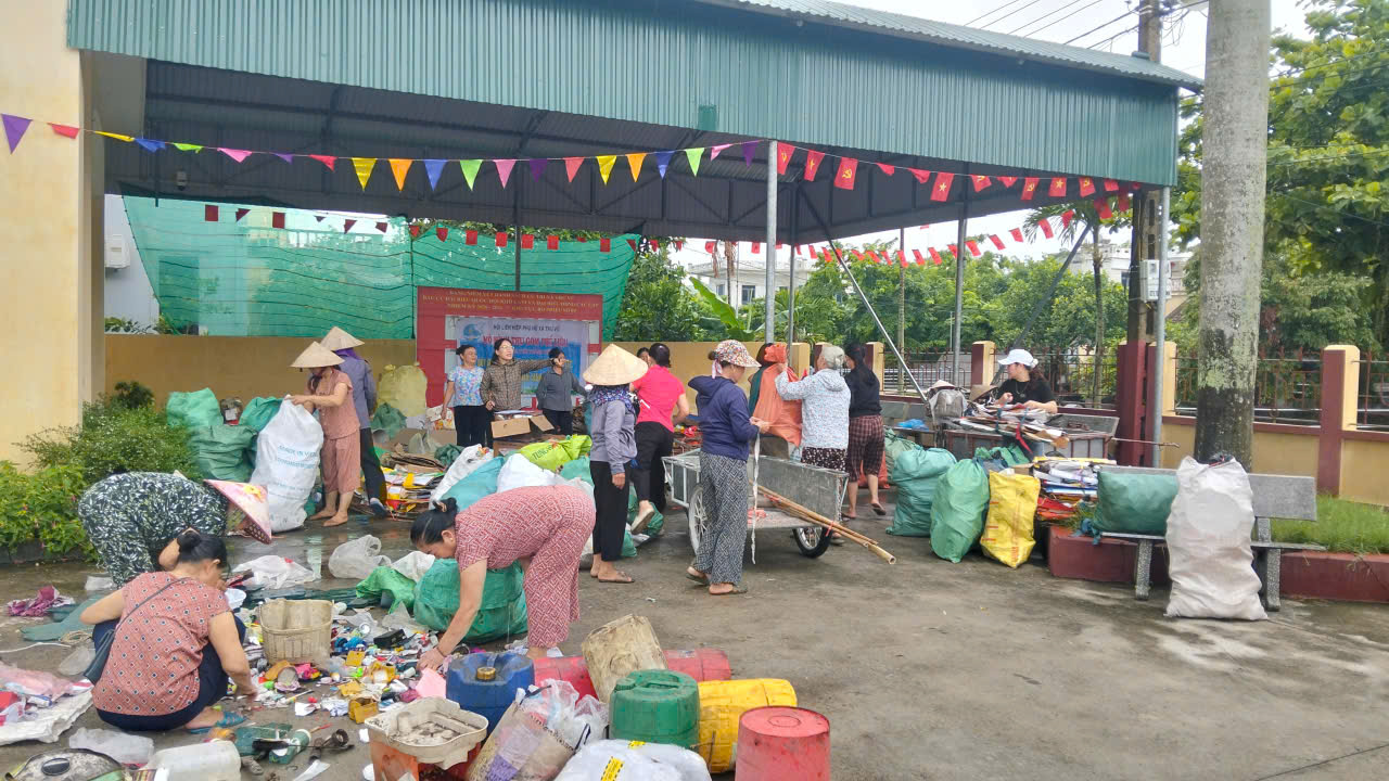 Hội LHPN xã Thư Vũ đẩy mạnh tuyên truyên loại rác thải tại nguồn, tổ chức triên khai mô hình thu gom phế liệu tái chế gây quỹ giúp hội viên phụ nữ có hoàn cảnh khó khăn và trẻ em mồ côi trên địa bàn xã đợt 2 năm 2026