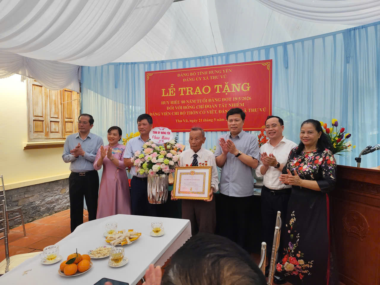 Ý NGHĨA VÀ ĐẦY XÚC ĐỘNG LỄ TRAO TẶNG HUY HIỆU 80 NĂM TUỔI ĐẢNG TẠI GIA ĐÌNH ĐẢNG VIÊN CAO TUỔI ĐẢNG ĐOÀN TẤT NHIỄM