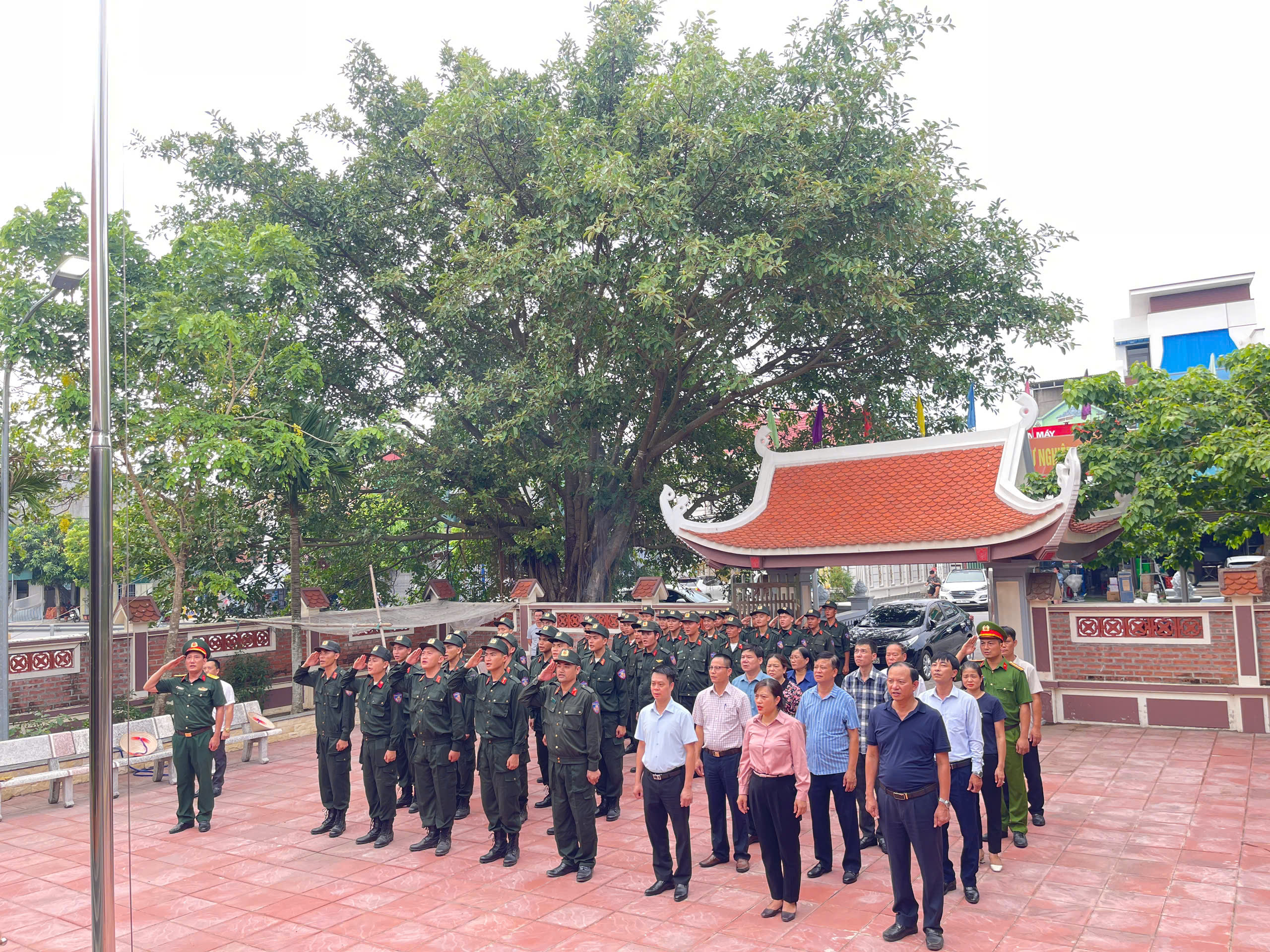 Đảng uỷ - HĐND- UBND- UBMTTQVN, các ban ngành đoàn thể và cán bộ, chiến sỹ lực lượng vũ trang xã Thư Vũ (Hưng Yên); cán bộ chiến sỹ Tiểu đoàn 3, Trung đoàn CĐ1, Bộ Công an tổ chức dâng hương hoa nhà lưu niệm Chi bộ Thư Vũ