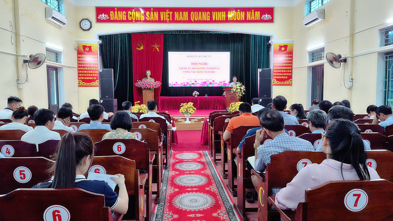 BỒI DƯỠNG NGHIỆP VỤ CÔNG TÁC ĐẢNG CHO 18 CHI BỘ THÔN MỚI THÀNH LẬP: “CẦM TAY CHỈ VIỆC” ĐỂ NÂNG CAO NĂNG LỰC LÃNH ĐẠO