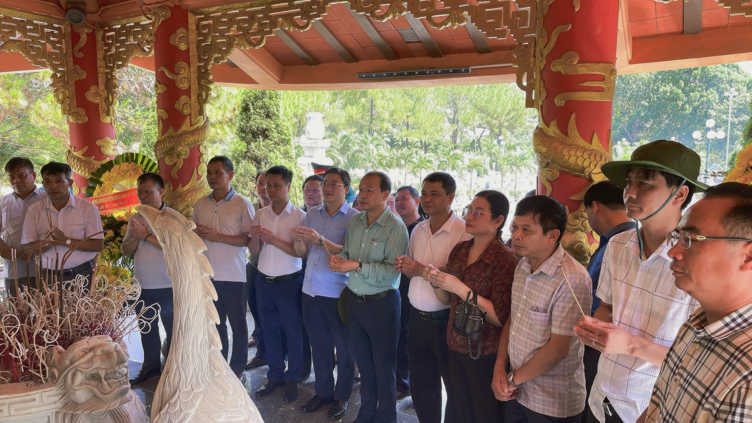 Đoàn đại biểu Đảng ủy, HĐND, UBND, UBMTTQVN xã Thư Vũ, tỉnh Hưng yên dâng hương, dâng hoa tưởng niệm các anh hùng liệt sĩ tại tỉnh Quảng trị