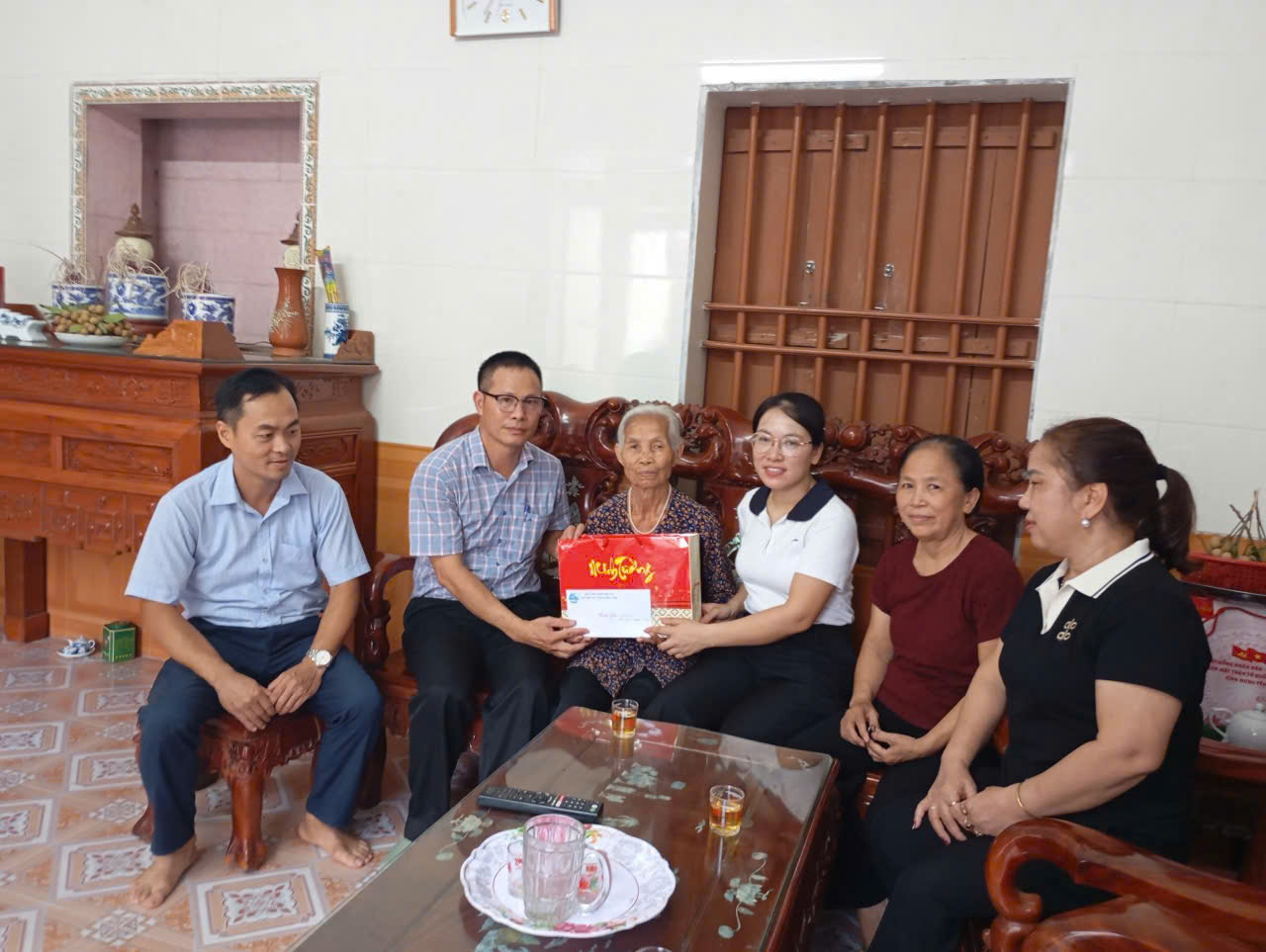 Hội LHPN xã Thư Vũ thăm, tặng quà Mẹ Việt Nam anh hùng, vợ liệt sĩ nhân kỷ niệm 79 năm ngày Thương binh, liệt sĩ (27/7/1947 - 27/7/2026)