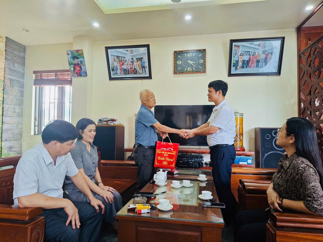 XÃ THƯ VŨ TỔ CHỨC CÁC ĐOÀN ĐẾN THĂM, TẶNG QUÀ CÁC GIA ĐÌNH CHÍNH SÁCH, NGƯỜI CÓ CÔNG NHÂN DỊP 27/7/2026