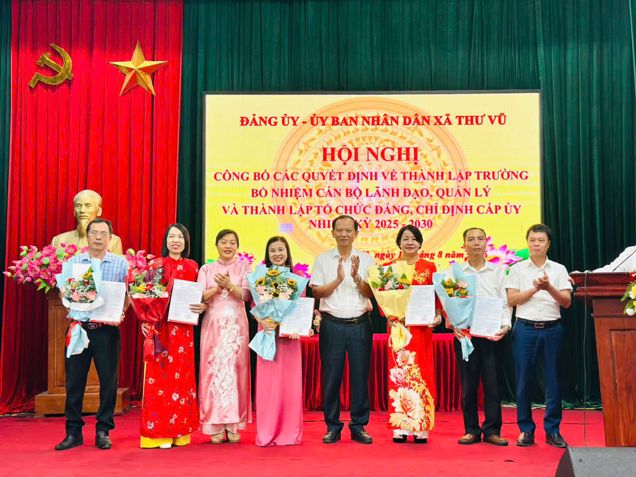 (Đại diện lãnh đạo Đảng ủy, HĐND,&nbsp;UBND xã Thư Vũ trao quyết định và tặng hoa chúc mừng các đồng chí cán bộ quản lý Trường THCS Thư Vũ. Ảnh: Cộng tác viên.)