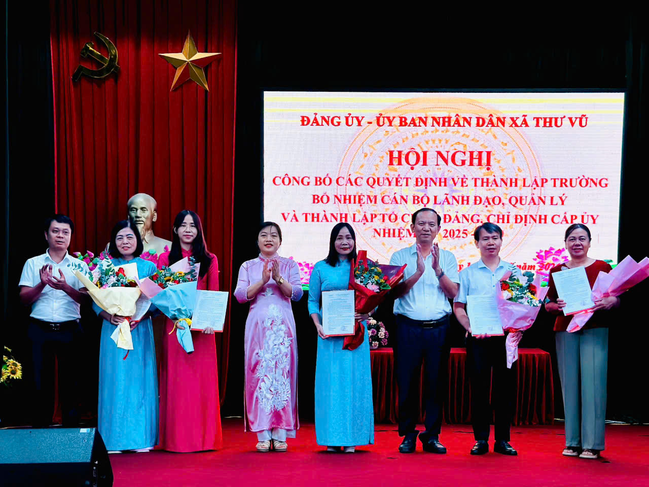(Đại diện lãnh đạo Đảng ủy, HĐND,&nbsp;UBND xã Thư Vũ trao quyết định và tặng hoa chúc mừng các đồng chí cán bộ quản lý Trường Tiểu học Thư Vũ. Ảnh: Cộng tác viên.)